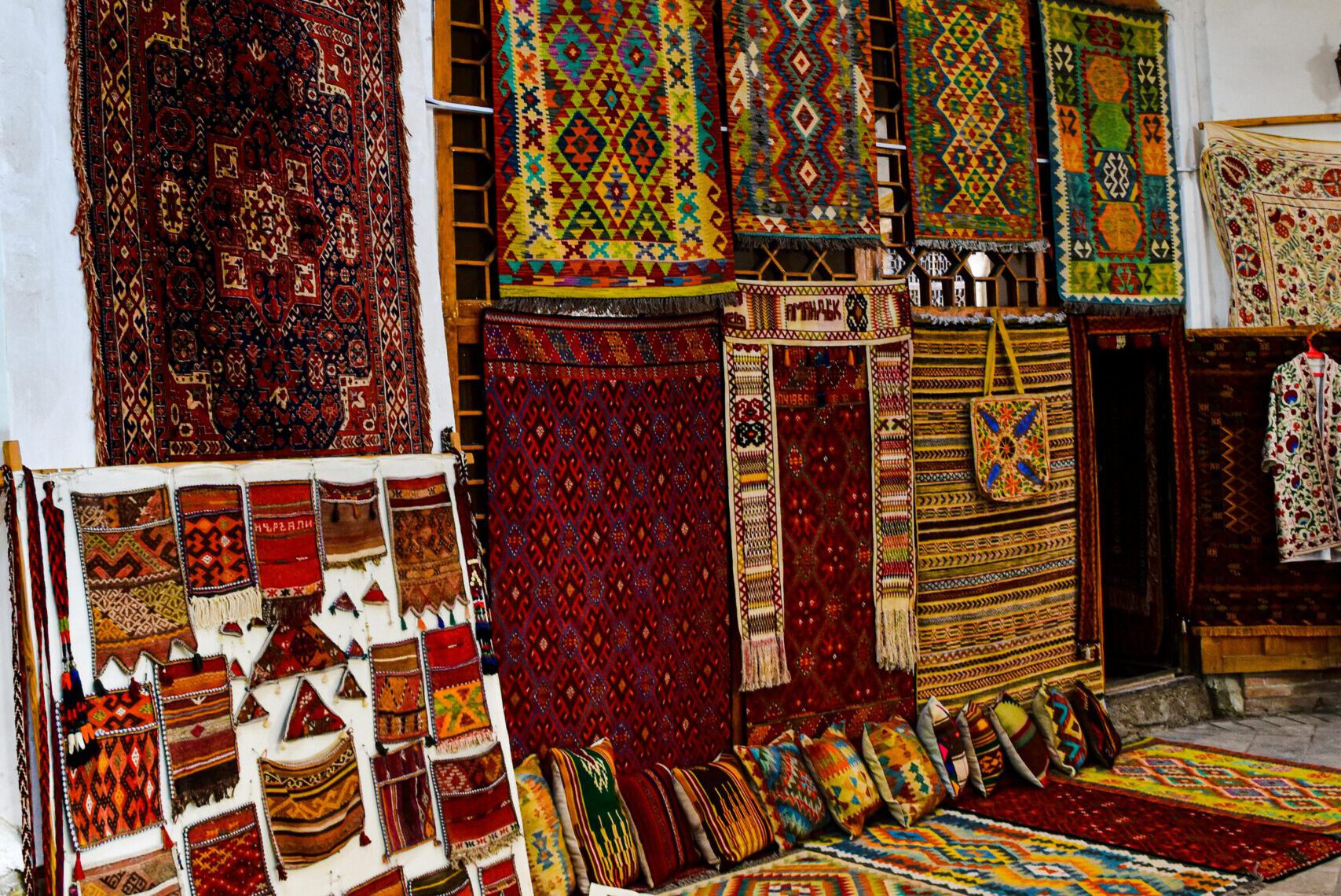 Nghệ Thuật Thảm & Dệt May Trung Á – Di Sản Sống Trên Con Đường Tơ Lụa